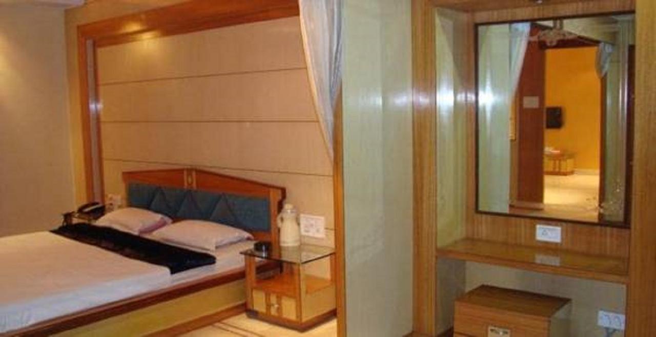 آغارتالا Hotel Welcome Palace المظهر الخارجي الصورة